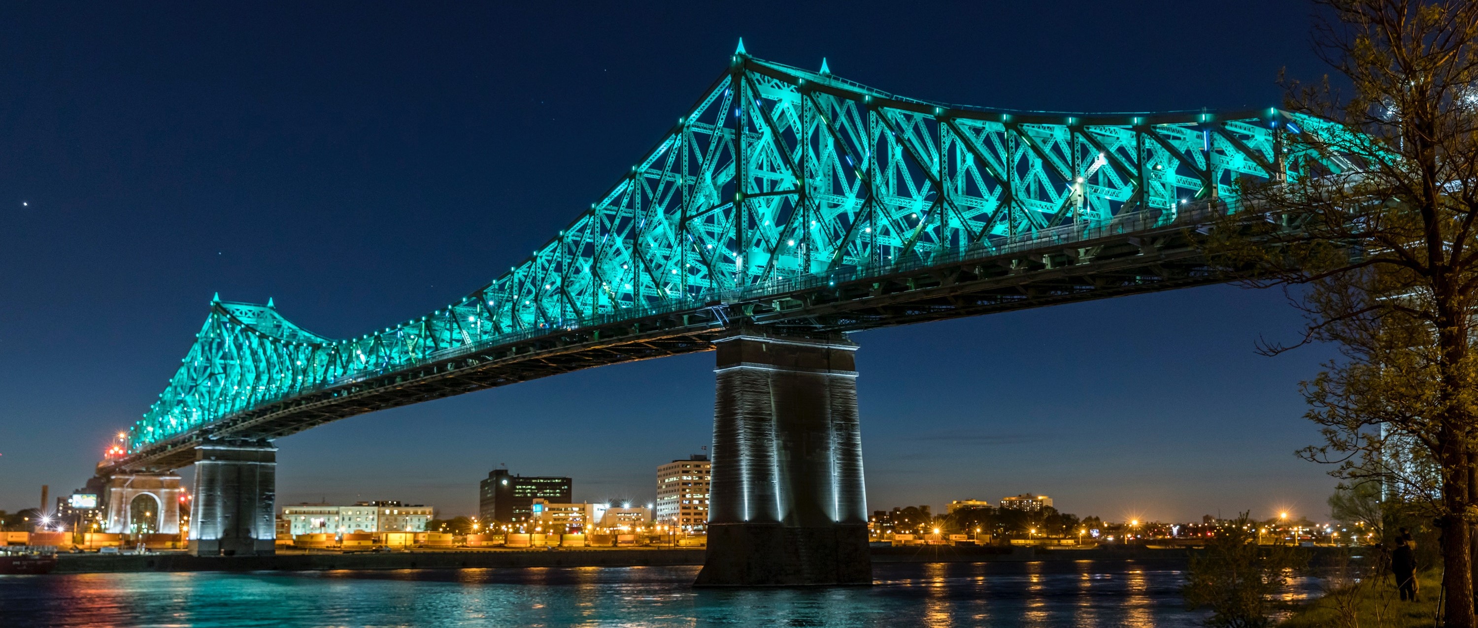 Photo of the Jacques Cartier bridge at night