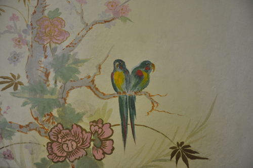 Beatty Hall: Artiste inconnu, Birds in the Distance (détail), murale peinte à la main, Beatty Hall